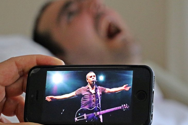 Haluk Levent 17 yıldır ölümcül hastalıkla savaşan Burak'ın sesini duydu