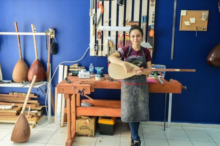 Sazın tutkuya dönüştüğü Tunceli'de bağlamalar 'Senem usta'dan