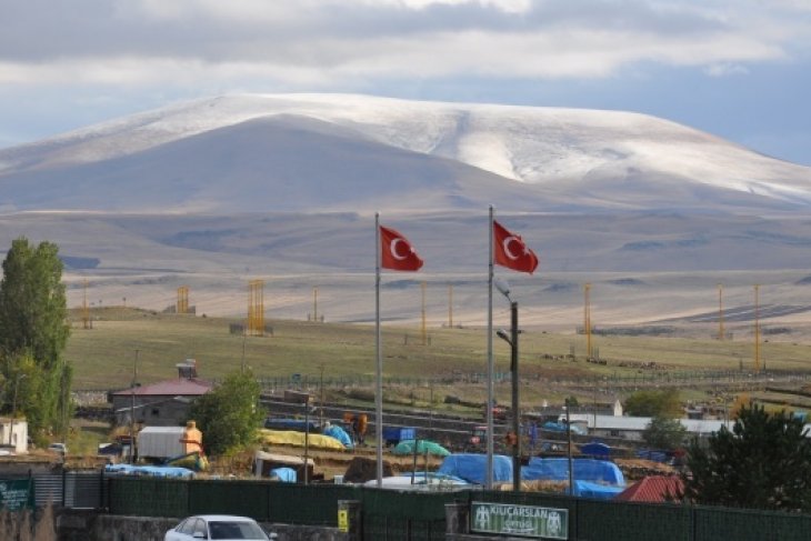 Kars'a mevsimin ilk karı düştü