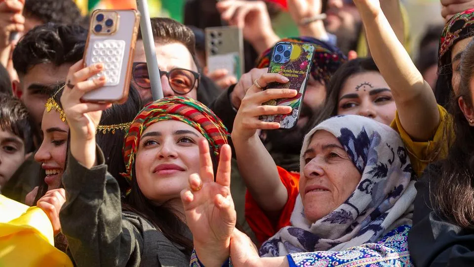 Frankfurt'taki Kürt Newroz festivaline 50.000 kişi katıldı.